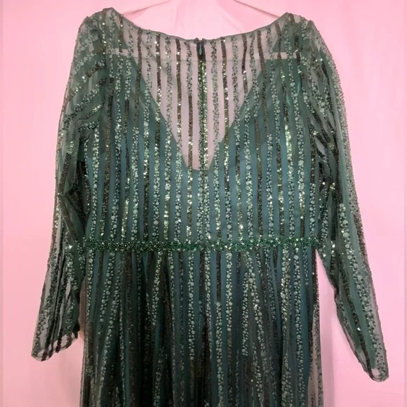 MAC DUGGAL Long Sleeve Sequin Emerald Green Gown - Picture 3 of 12